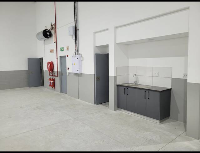 654M² WAREHOUSE TO LET IN STIKLAND INDUSTRIAL
